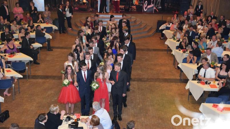 Ein Bild, dass es auch diesmal nicht geben wird. Die Abschlussbälle der Gymnasien in Tirschenreuth und Weiden sind wegen Corona vorerst abgesagt. Nachholtermine sind für März 2022 Jahr geplant. Archivbild: fla