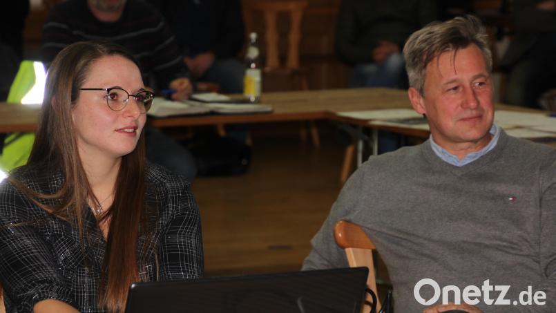 Christine Kastner und Markus Münchmeier stellten dem Marktrat den weiteren Bauabschnitt der Erneuerung der Wasserversorgung detailliert vor. Bild: kro