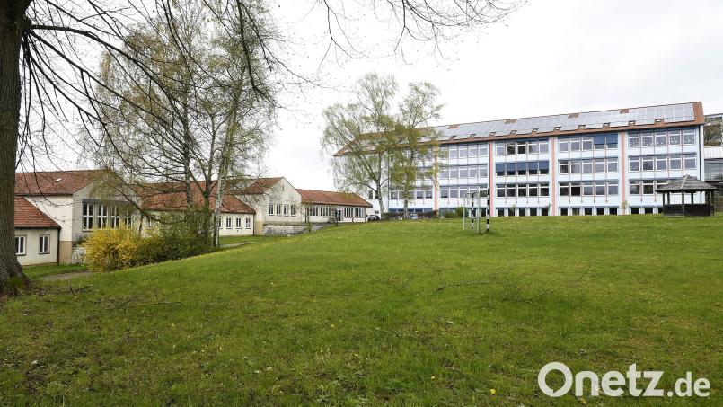 Die Dreifaltigkeitsschule wird wohl noch eine Zeitlang auf den Neubau der Ganztagsbetreuung warten müssen. &quot;Es ist einfach eine schlechte Zeit für Ausschreibungen&quot;, begründet Oberbürgermeister Michael Cerny die Tatsache, dass die Maßnahme im Haushalt nach hinten geschoben wird. Bild: Petra Hartl