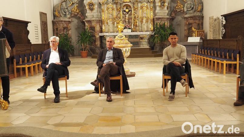Unter Leitung von Veit Wagner (stehend) diskutierten (von links) Integrationslotse Manfred Weiß, Altoberbürgermeister Kurt Seggewiß, 
&quot;Karim&quot; Nezamuddin Haydari und der stellvertretende Schulleiter der Europaberufsschule Weiden Thomas Neumann über das Thema Flüchtlinge. Bild: sbü/exb