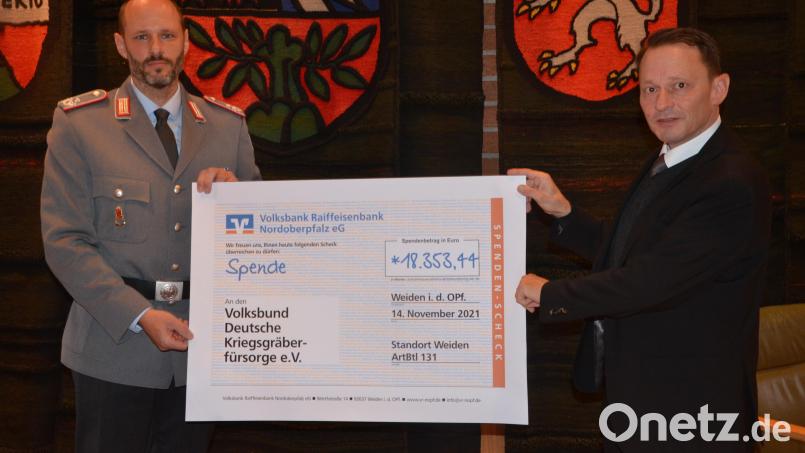 Oberstleutnant Thorsten Wallschus und Oberbürgermeister Jens Meyer zeigen sich stolz über das Sammelergebnis. Bild: Kunz