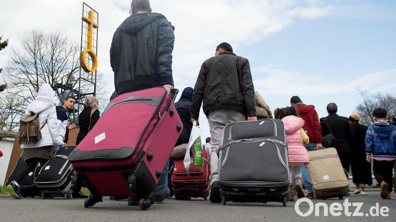 Genau wie auf diesem Symbolbild zu sehen, kamen auch in Weiden viele Flüchtlinge an. Noch immer stellt sich die Frage nach ihrer Integration. Symbolbild: Swen Pförtner/dpa