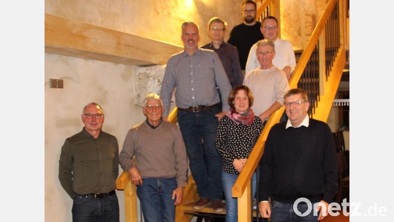 Der Skiclub Schmidmühlen ehrt langjährige Mitglieder. Bürgermeister Peter Braun (rechts) und Vorsitzender Peter Dammith (links) gratulieren. Bild: bjo