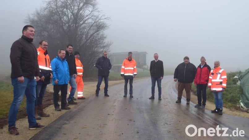 Im dichten Nebel erfolgte die Freigabe der Straße zum Weiler Bodenhof in der Gemeinde Illschwang führt: Mit dabei waren unter anderem MdL Harald Schwartz (4.von rechts), der Bürgermeister der Gemeinde Illschwang Dieter Dehling (3. von rechts), der Vorsitzende des Wasserzweckverbands der Bachetsfeldgruppe Reiner Pickel. und Matthias Schiffl vom Amt für Ländliche Entwicklung Oberpfalz Bild: no