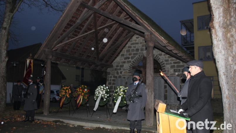 Bei der Gedenkfeier am Ehrenmal wurde an die Opfer von Krieg und Gewalt erinnert. Für die Stadt trat Bürgermeister Rudolf Teplitzky ans Rednerpult. Bild: frd