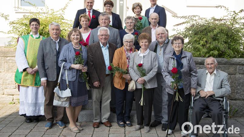 Acht Paare feierten in einem Gottesdienst mit Pfarrer Georg Gierl ihre Ehejubiläen. Bild: Norbert Völkl/exb