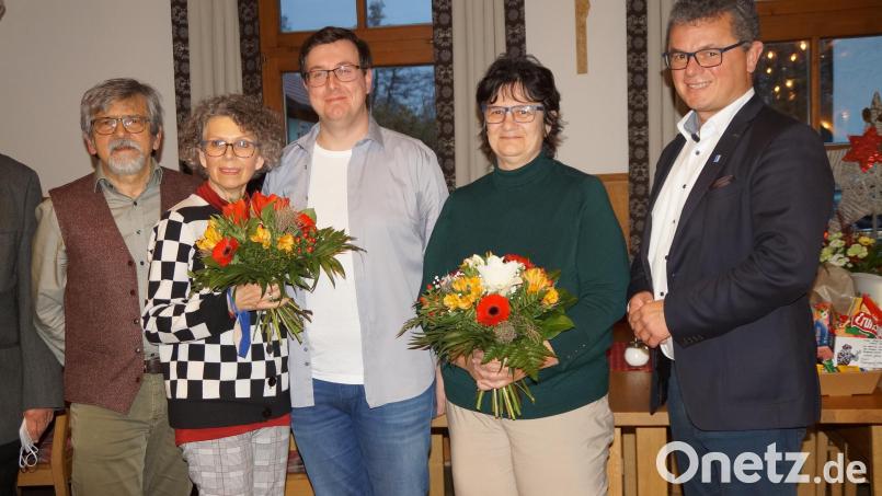 Bürgermeister Martin Birner (rechts) und der neue Vorsitzende Manuel Winkler (Dritter von rechts) verabschiedeten Helmut Mardanow (links), Beate Mardanow (Zweite von links) und Carola Lacher. Bild: wel