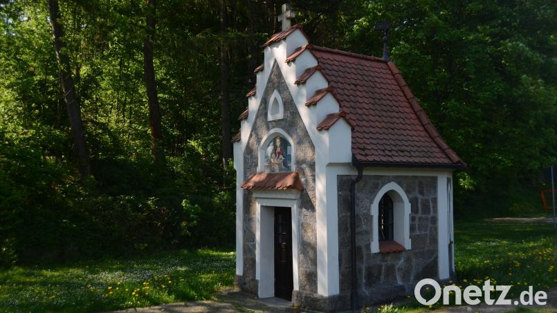 Fotoclubsprecher Alois Hubmann konnte stolz über Erfolge seiner Clubmitglieder vermelden. Auch sein Vortrag über Andachtskapellen, hier im Bild die Herrmannkapelle am Ortseingang von Pleystein, erhielt viel Beifall. Bild: Alois Hubmann /exb
