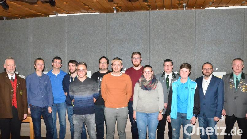 Die Jugend der Schützenvereine an der Grenze vertraut weiterhin auf Valentin Kellner (Sechster von rechts) und Schriftführerin Lena Lukas (rechts daneben). Bild: fjo