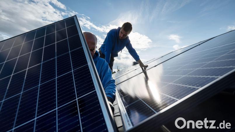 Ein Schwerpunkt liegt im Ausbau der erneuerbaren Energien, vor allem der Photovoltaik (PV). Symbolbild: Marijan Murat/dpa