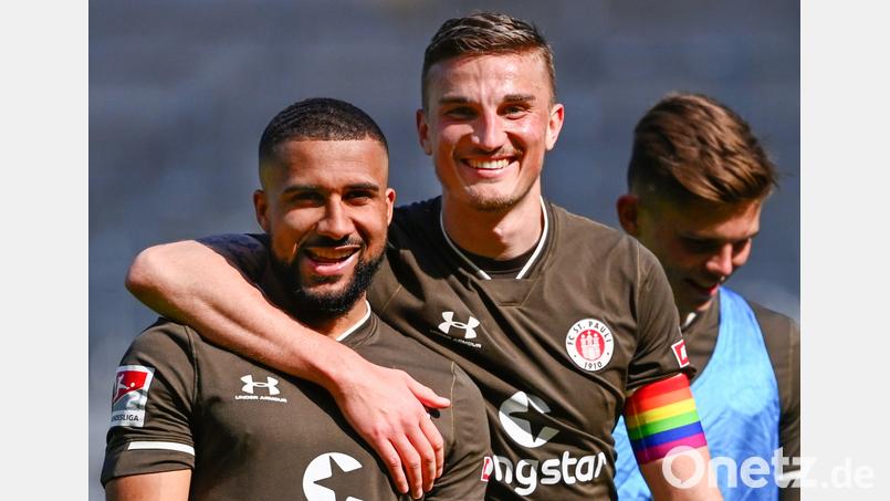 Philipp Ziereis (Mitte) hat derzeit gut lachen beim FC. St. Pauli. Das Team des Oberpfälzer Kapitäns steht in der 2. Bundesliga ganz oben. Klar, dass Mitspieler Daniel Kofi Kyereh (links) genauso gut drauf ist. Bild: Oliver Hardt/dpa