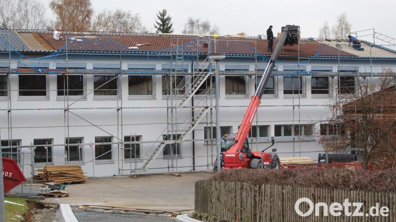 Die Dachsanierung und die Erneuerung der Zufahrt zur Mittelschule in Ebnath werden bald abgeschlossen sein. Bild: soj