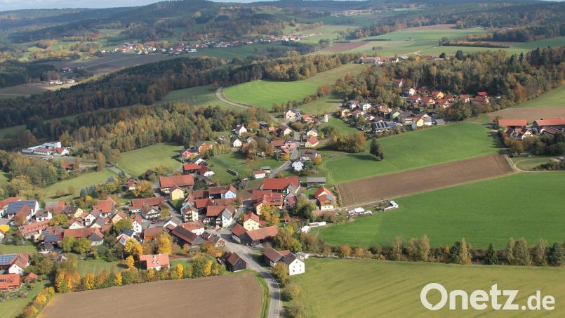 Fast auf die Länge von einem Kilometer wird im nächsten Frühjahr die Ortsdurchfahrt von Fuchsberg (Gemeinde Teunz) ausgebaut. Die Durchfahrt, die eine Kreisstraße ist, wird dazu vollständig gesperrt. Bild: akp