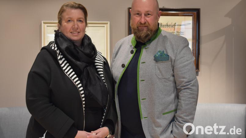 Katrin und Holger Paschedag führen das Modehaus Zeitler in Mitterteich in dritter Generation. Bild: lue