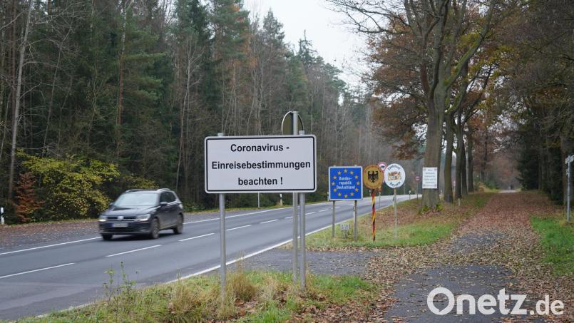 Dieses Bild des Grenzübergangs Waldsassen/Eger Richtung Deutschland zeigt: Chaotische Szenen wie in der Vergangenheit bleiben aktuell aus. Bild: Sebastian Bötzl