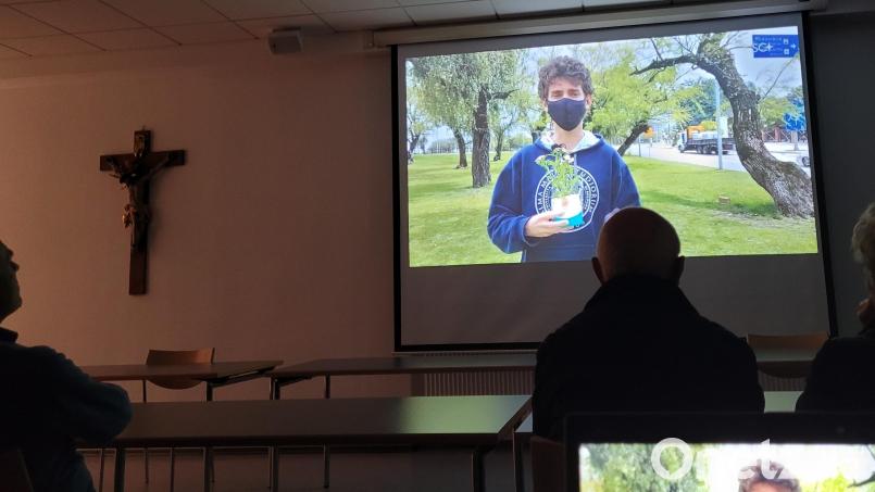 In Brasilien wurde von Jugendlichen der Fokolarbewegung ein Verkauf von Blumen an Straßenkreuzungen initiiert. Dadurch können sich arme Menschen Geld für den Lebensunterhalt verdienen. Bild: Dr. Annemarie Schraml/Fokolarbewegung/exb