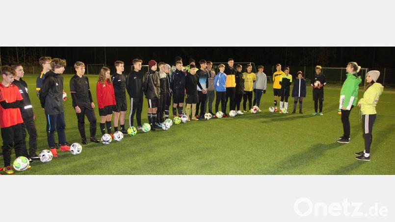 Christina Heumann und Marco Vorderer (von rechts) gaben den B- und C-Junioren des SV Steinmühle im Rahmen der &quot;Ausbildungsoffensive Bayern&quot; des Bayerischen Fußballverbandes wichtige Tipps über Ausbildungsberufe in der Metall- und Elektroindustrie. Natürlich kam auch das Fußballtraining nicht zu kurz. Bild: kro