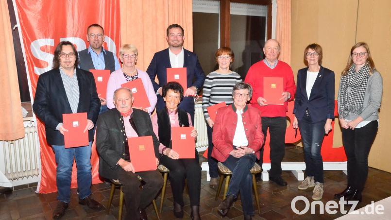 Als treue Mitglieder ehrte der SPD-Ortsverein (von links, mit Urkunden) Andreas Ringholz, Thomas Glaser, Hans Zeug, Anita Zeug, Christel Schmidt, Uli Grötsch, Irmgard Schwarzmeier, Karl Schwarz und Margit Kirzinger. Bild: fjo