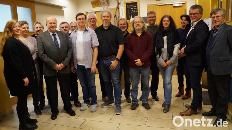 Der neue Vorsitzende Manuel Winkler (Siebter von links) und seine Stellvertreter, Hans-Werner Habel (Vierter von links) und Matthias Eckel-Binder (Neunter von links), sehnen sich mit der Vorstandschaft nach einer &quot;normalen&quot; Festspielzeit 2022. Bild: wel