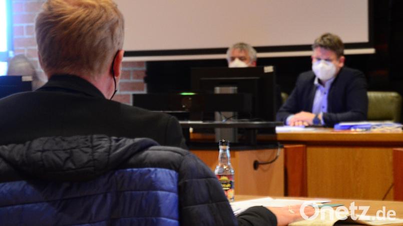 SPD-Stadtrat Roland Richter (vorne) verweist auf den Zeitungsartikel und macht seinem Ärger Luft. Bild: Kunz