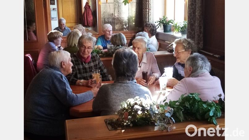 Die Mitglieder des Seniorenvereins Frohsinn Reuth beim Novembertreffen im Gasthaus Denz in Bernstein. Die Organisatoren luden zum Schlachtschüsselessen. Bild: Seniorenrunde Frohsinn/exb
