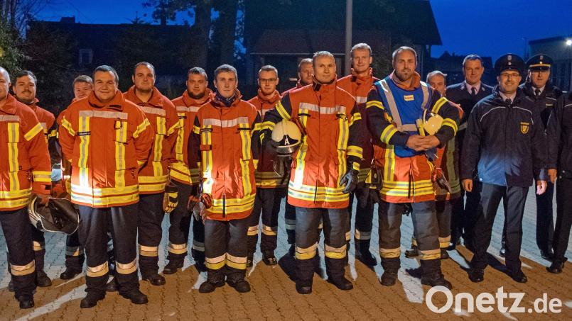 Zwei Gruppen mit insgesamt 13 Aktiven der Feuerwehr Hirschau stellen sich der Leistungsprüfung in technischer Hilfeleistung“ mit Erfolg (von links): Andreas Reil, Bernhard Meyer, Thomas Wittmann, Johannes Bäumler, Nico Schuminetz, Christian Birner, Marco Schuminetz, Florian Pawluk, Markus Tomala, Michael Lang, Christoph Erras, Kommandant Sebastian Jasinsky, Daniel Brearley, Zweiter Kommandant Claus Meyer, Schiedsrichter Horst Kellner, KBI Martin Schmidt und KBM Marco Weiß. Bild: u