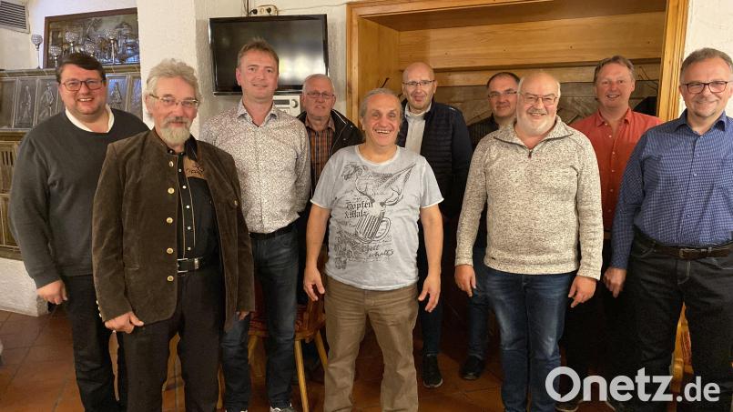 Diözesanvorsitzender Martin König (Dritter von rechts) und Bezirkspräses Udo Klösel (von links) gratulieren dem neuen Vorstandsteam Gregor Härtl, Gotthard Winter, Siegfried Sier, Martin Zellner, Thomas Forster, Jürgen Kellermann, , Stefan Kabitschke und Thomas Müllner. Bild: Kolping