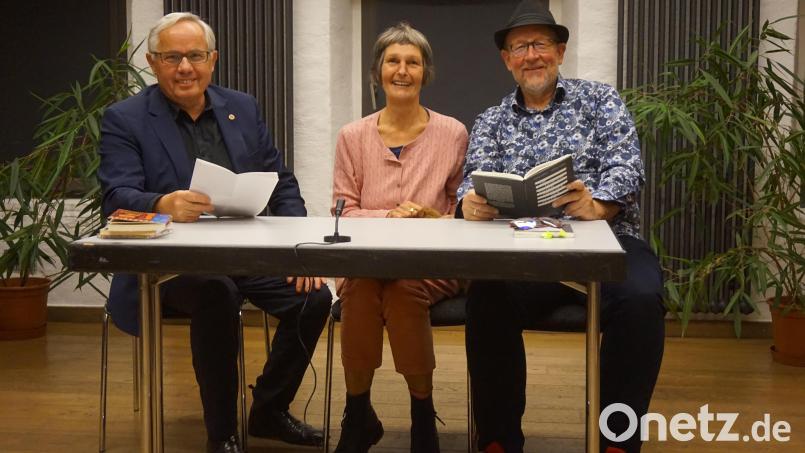 Bei der Lesestunde im CeBB: Verlegerin Gisela Bender eingerahmt von Stefan Voit (rechts) und Jürgen Huber (links). Bild: eib