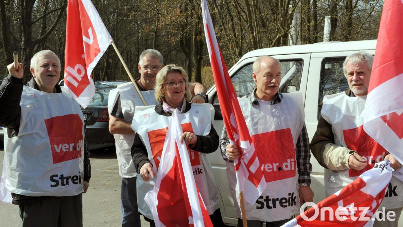 Zivilbeschäftigte der Stationierungsstreikräfte stehen vor einem Streiklokal. Diesmal wurde binnen zwei Tagen eine Abschluss gefunden. Symbolbild: Norbert Försterling