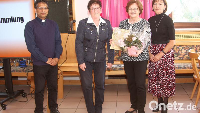 Seit 25 Jahren ist Edeltraud Brunner (2. von rechts) Mitglied beim Frauen- und Mütterverein Fuchsmühl. Für die Treue bedankten sich Pfarrer Joseph, Vorsitzende Anna Koller (von links) und die stellvertretende Vorsitzende, Irene Schön (rechts). Bild: wro