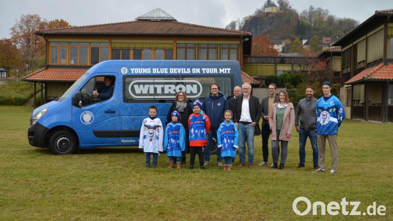 EV-Vorsitzender Thomas Siller (Sechster von rechts), Sponsoring-Leiterin Alexandra Schröpf (Vierte von links) und das Team der Nachwuchsabteilung um Leiter Jens Maschke (Sechster von links) nahmen den von Witron gesponserten Mannschaftsbus für die Nachwuchsteams entgegen. Für Witron nahmen Personalchef Theo Zeitler (Fünfter von rechts) und Service-Geschäftsführer Johannes Schweiger (Vierter von rechts) an der offiziellen Busübergabe teil. Als Vertreter der Profi-Mannschaft war Headcoach Sebastian Buchwieser (Zweiter von rechts) dabei. Bild: 1. EV Weiden/exb