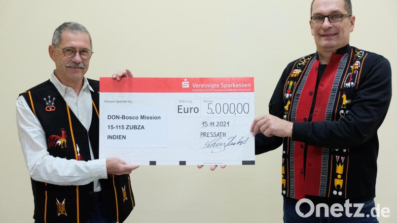 In Naga-Tracht treffen sich Hubert Schug (rechts) und Hans Rupprecht, um ihre Unterstützung für die Ärmsten der Armen im Nordosten Indiens zu demonstrieren. Bild: do