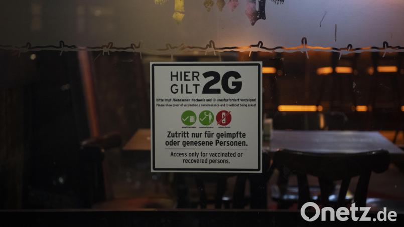 Die Politik in Bayern setzt zunehmend auf 2G. Symbolbild: Paul Zinken