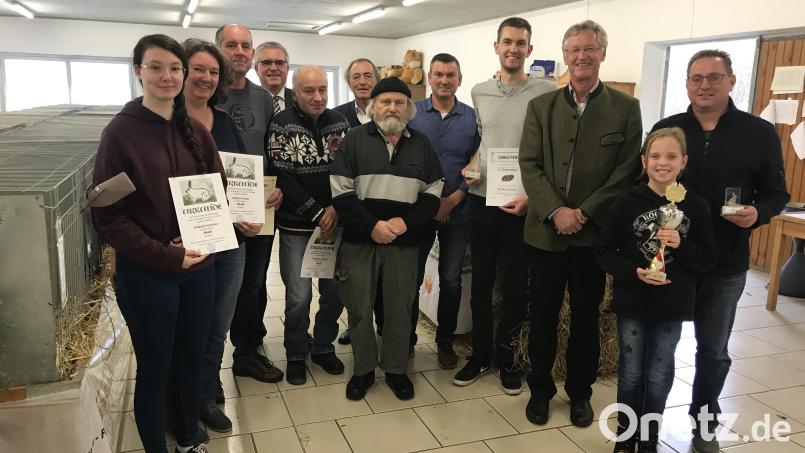 Pokale und Urkunden gab es für die erfolgreichen Kaninchenzüchter. Das Bild zeigt (von links) Franziska Kolbeck, Helga Kolbeck , Klaus Frank, Richard Tischler, Gerhard Struppeck, Franz Schindler, Johann Gau, Gerald Birzer, Thomas Zocher, Karlheinz Dausch, Paulina Kirschner und Guido Kirschner. Bild: ksi