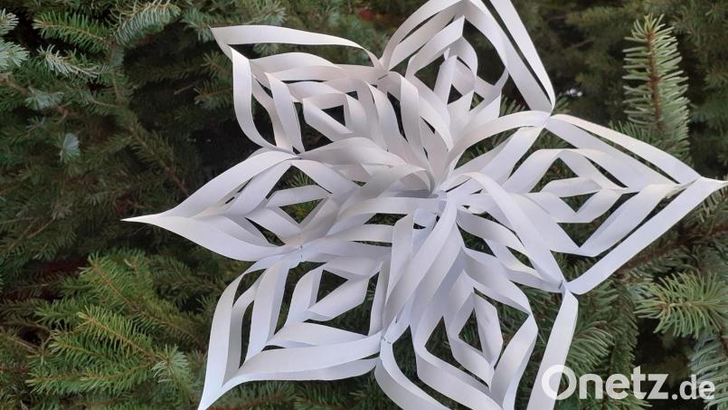 Ein filigraner Stern aus Papier wird zum dekorativen Advents- und Weihnachtsschmuck. Bild: hka