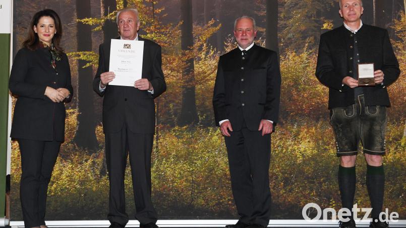Den Staatspreis für vorbildliche Waldbewirtschaftung verlieh Staatsministerin Michaela Kaniber an Robert Maier. Begleitet wurde er von Forstdirektor Alwin Kleber und Sohn Markus Maier (von links). Bild: Angelika Warmuth/exb