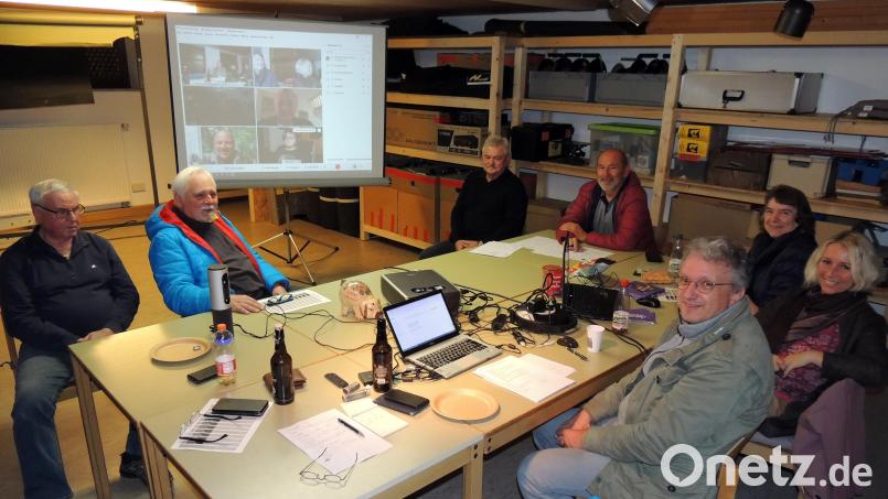 Im neuen Clubraum kommen die Fotofreunde im „Hybridmodus“ zur Jahreshauptversammlung zusammen. Klaus Stingl und Andrea Hösl (vorne rechts) führen weiter den Verein. Bild: mor