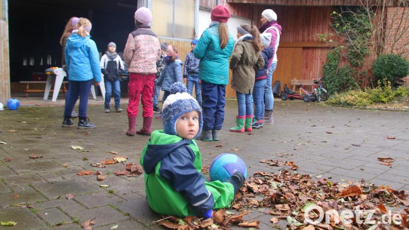 Der kleine Laurenz wartet geduldig, während seine Mama Barbara Stahl ein Spiel erklärt Bild: fvo