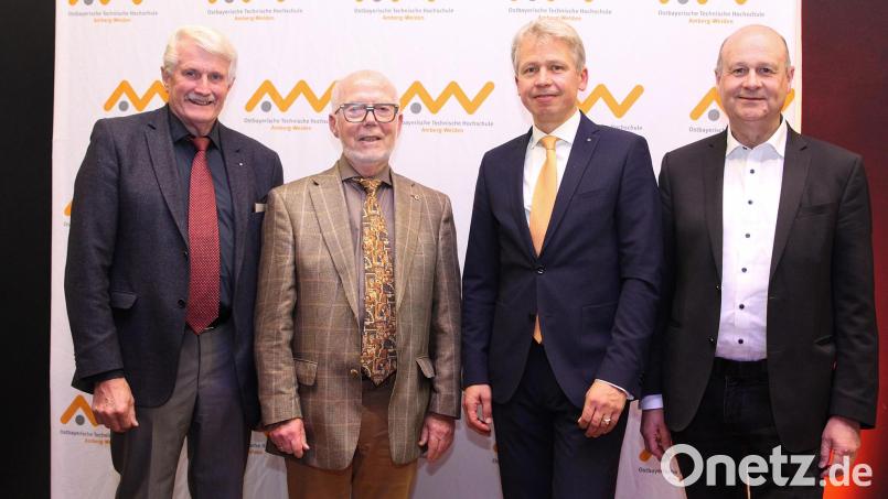 Abschied von einem Urgestein der "Amberger Freunde der OTH Amberg-Weiden" (von links): Erich Voss, stellvertretender Vorsitzender, Walter Herding, Professor Clemens Bulitta und Franz Mende, Vorsitzender des Fördervereins. Bild: Wiesel/OTH Amberg-Weiden/exb