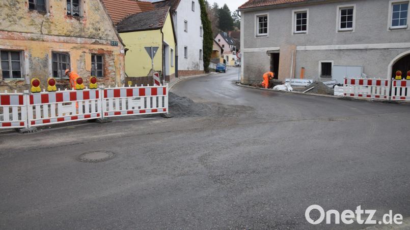 An der Auffahrt zur oberen Lauterachbrücke/Einmündung Mendorferbucher Straße werden am Dienstag, 23. November 2021, Asphaltierungs-Arbeiten vorgenommen. Am Mittwoch, 24. November, ist de obere Teil der Mendorferbucher Straße an der Reihe. Die Vorbereitungen dafür laufen bereits. Bild: bö