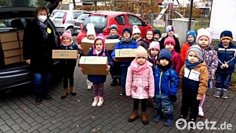 17 Päckchen packten die Kinder vom AWO Kindergarten Kunterbunt in Weiden mit ihren Erzieherinnen für Menschen in Osteuropa zu Weihnachten. Bild: R. Kreuzer