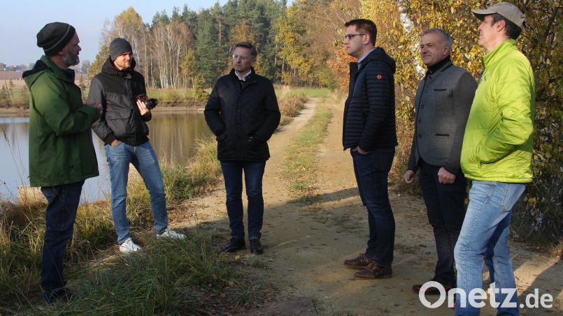Teichwirt Thomas Beer, Projektmanager Fabian Polster, MdL Tobias Reiß, Europa-Abgeordneter Christian Doleschal, Landrat Roland Grillmeier und Teichwirt Franz Kühn (von links) beim Gespräch an der Weiheranlage am Nordrand der Waldnaabaue bei Kleinsterz. Bild: wro