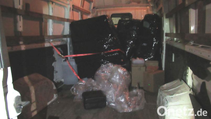 Die 75 Kanister lagen ungesichert im Laderaum des Kleintransporters. Bild: Polizeiinspektion Waldsassen/exb