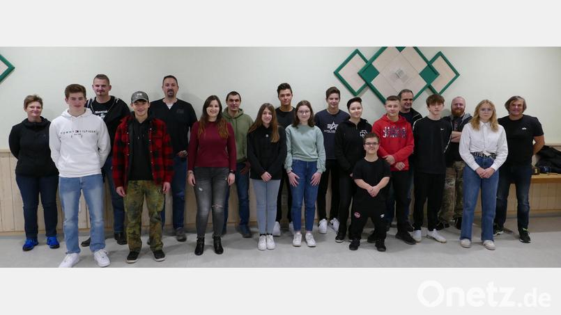 Die Teilnehmer am Waffensachkundelehrgang in Kastl mit Lehrgangsleiter Felix Prösl (rechts) sowie den Ausbildern Ralf Fischer und Stefan Hörer (Dritter und Fünfter von rechts). Bild: rwo