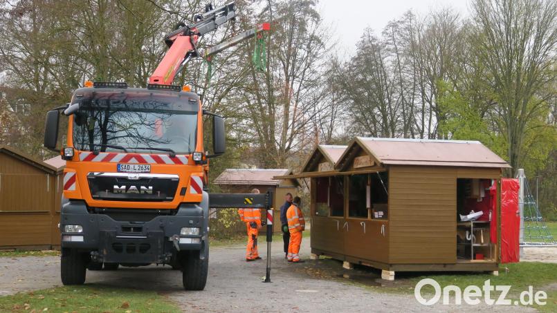 Im Schwandorfer Stadtpark werden derzeit die Buden für den Winterzauber aufgestellt, der am 26. November beginnt. Bild: Hirsch