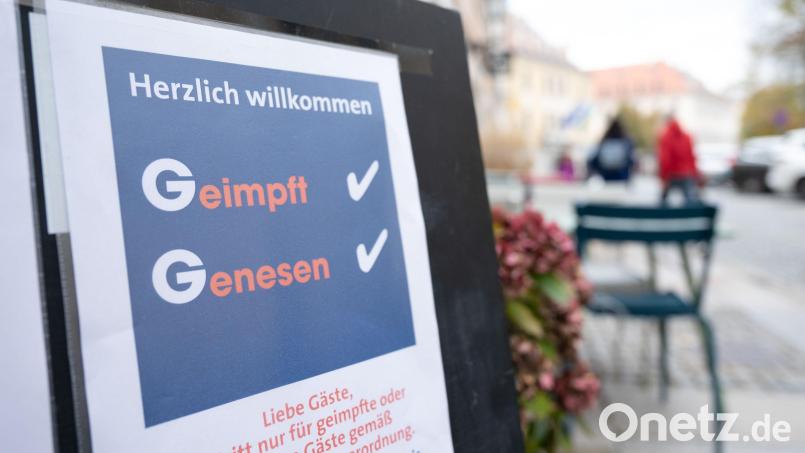 Eine Tafel vor einem Restaurant informiert die Gäste über die 2G-Regel mit der Aufschrift &quot;Geimpft Genesen&quot;. Symbolbild: Sebastian Kahnert