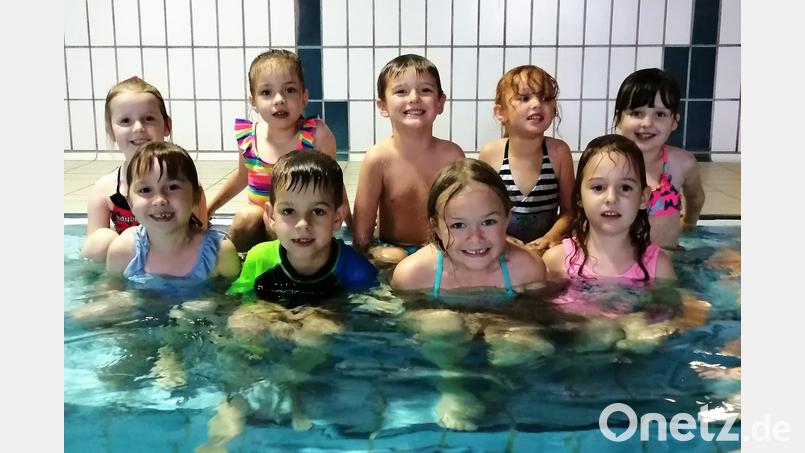 Die Teilnehmer des ersten von zwei Schwimmkursen der DLRG im Hallenbad Mitterteich Bild: DLRG/exb