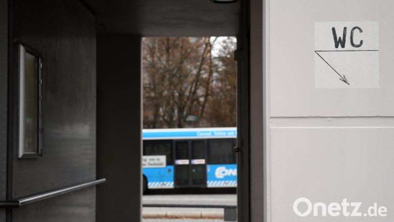 Das öffentliche WC am ZOB in Weiden ist momentan geschlossen. Wohin gehen, wenn es dringend wird? Bild: Gabi Schönberger