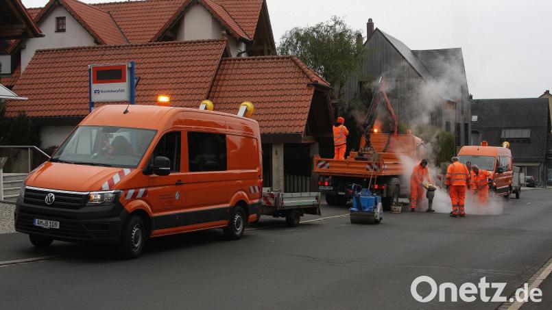 Mitarbeiter des Staatlichen Bauamts rückten am Dienstag an, um Querrinnen (hier an Marienstraße) näher unter die Lupe zu nehmen. Bild: wro
