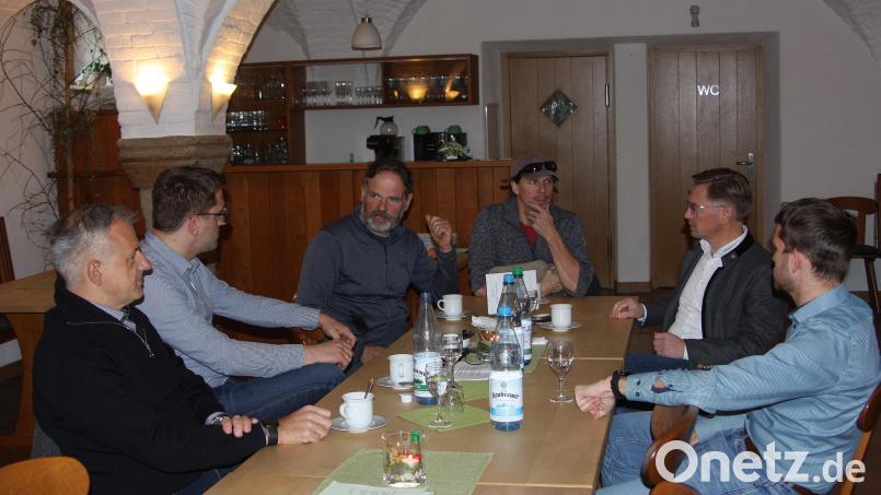 Im Fischhof Beer tauschte man sich bei einem Fachgespräch aus. Im Bild (von links): Landrat Roland Grillmeier, MdEP Christian Doleschal, Thomas Beer, Fischotterberater Alexander Horn, MdL Tobias Reiß und Projekmanager Fabian Polster. Bild: wro